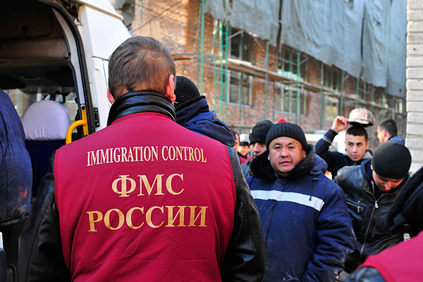 Мигрантов, работающих в Москве, будут страховать только шесть страховщиков